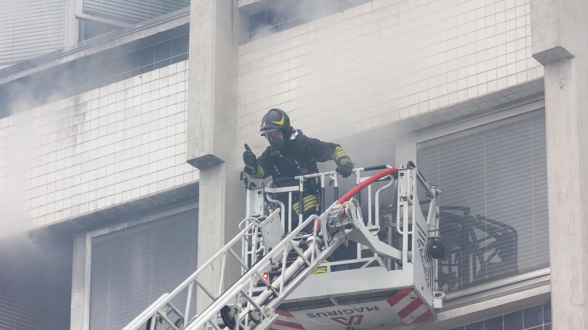 Un bombero trata de sofocar un incendio en una vivienda de Italia.