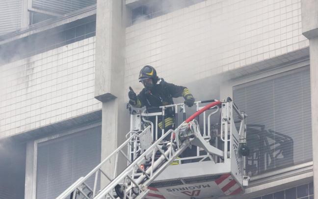 Un bombero trata de sofocar un incendio en una vivienda de Italia.
