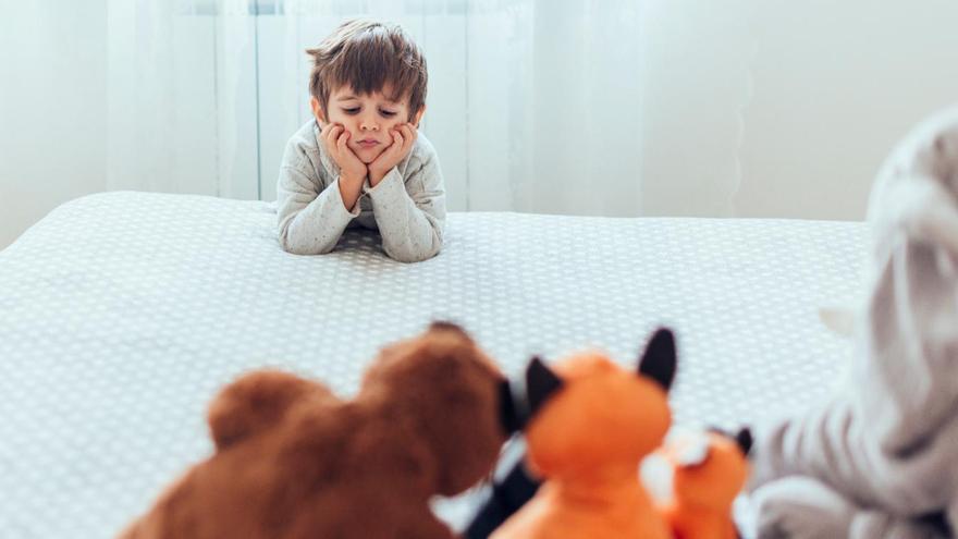 Un niño trata de entender qué ha pasado con su compañero de juegos, qué son esos sentimientos que ahora le invaden.