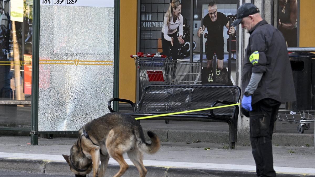 La policía ha abierto una investigación para esclarecer las causas del tiroteo ocurrido en el centro comercial de Estocolmo.