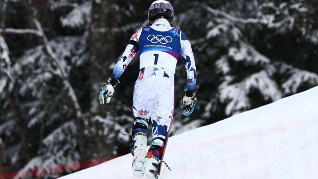 McGrath, escapando hacia el bosque.