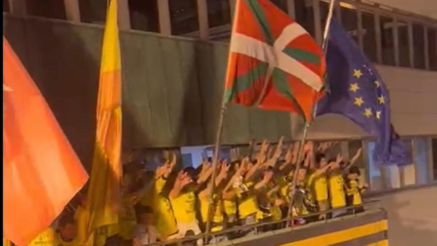 Así recibieron los aficionados del Barakaldo al club fabril para celebrar su ascenso