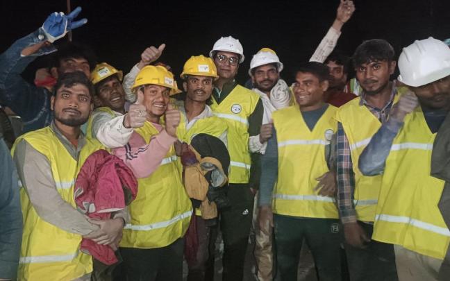 Varios de los trabajadores rescatados.
