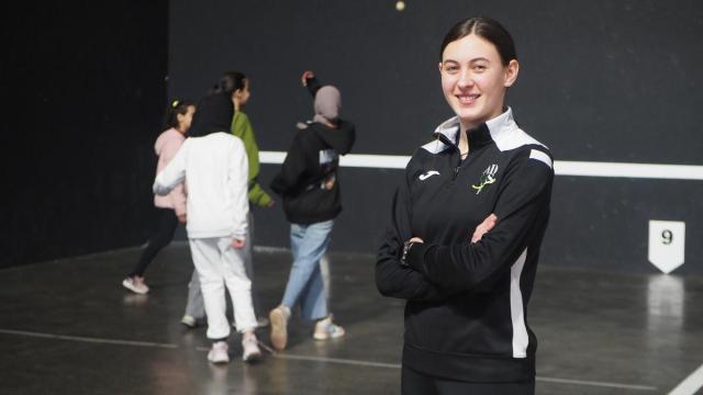 Naroa Agirre prepara los encuentros que las niñas musulmanas de Zestoa llevan a cabo en el frontón de Zestoa.