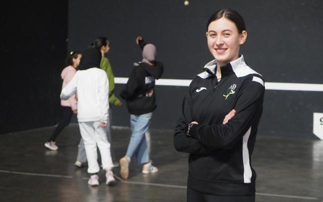 Naroa Agirre prepara los encuentros que las niñas musulmanas de Zestoa llevan a cabo en el frontón de Zestoa.