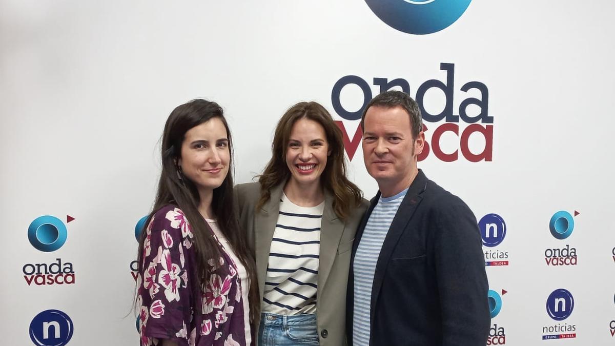 Jessica Bueno, en los estudios de Onda Vasca, junto a Iranzu Calvo y Txema Gutiérrez