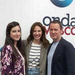 Jessica Bueno, en los estudios de Onda Vasca, junto a Iranzu Calvo y Txema Gutiérrez