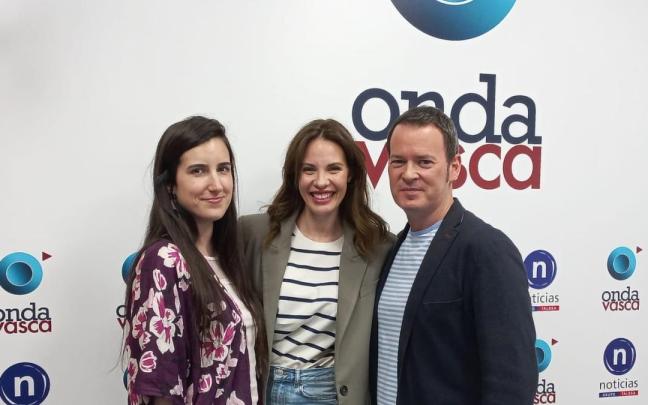 Jessica Bueno, en los estudios de Onda Vasca, junto a Iranzu Calvo y Txema Gutiérrez