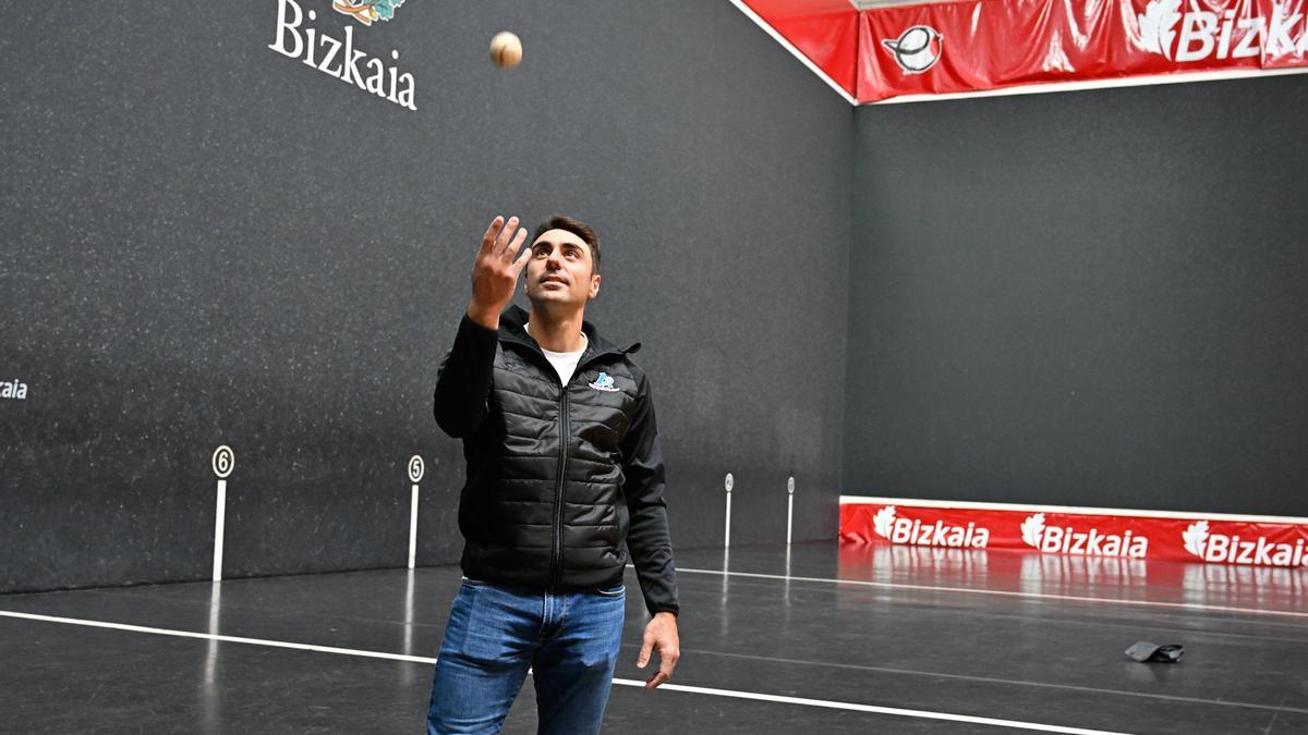 Peio Etxeberria posa en el frontón Bizkaia de Bilbao antes de la final del Cuatro y Medio de 2025.