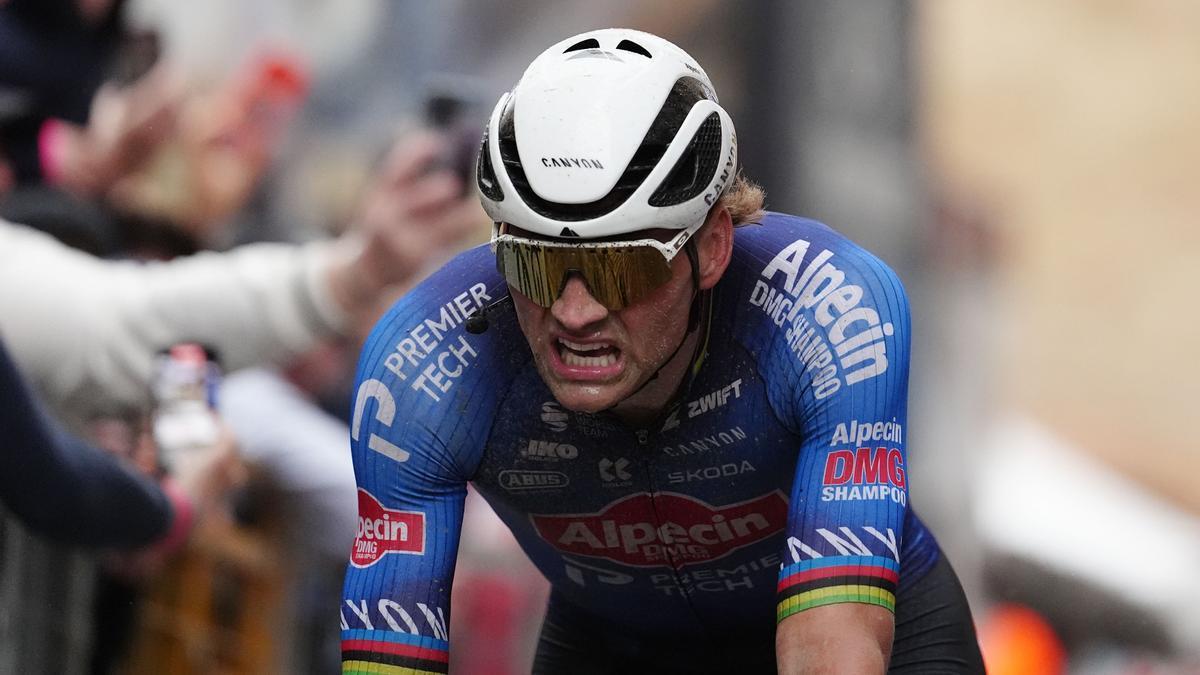 Van der Poel, vencedor, atacó en el sterrato.