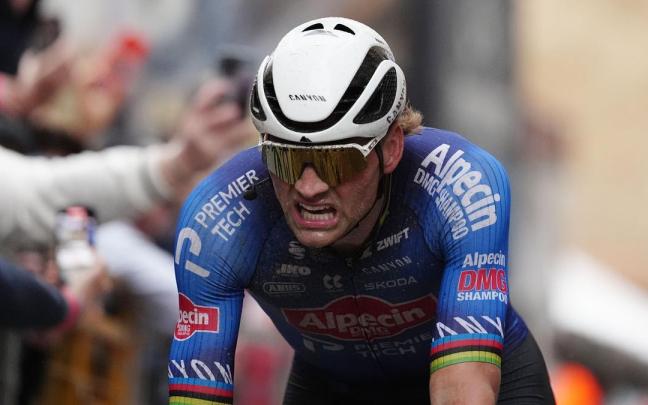 Van der Poel, vencedor, atacó en el sterrato.