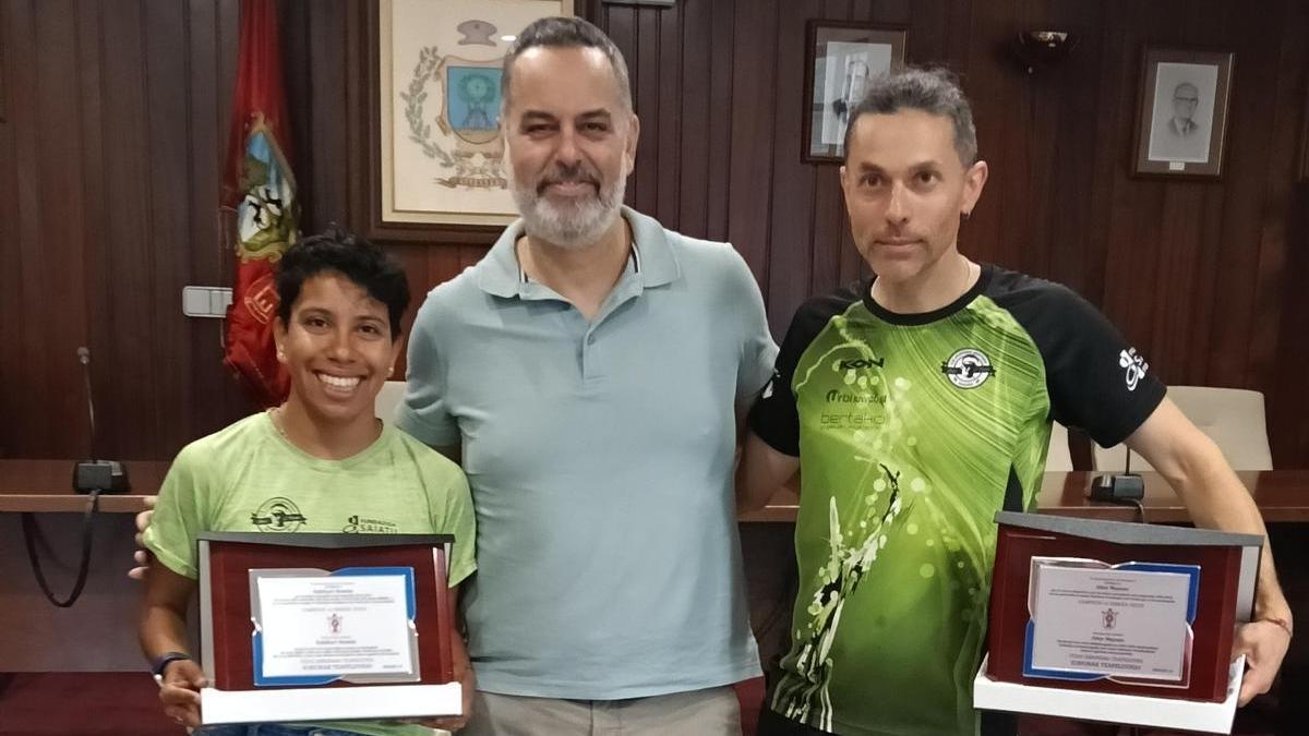 El alcalde de Etxebarri, Iker López, con los dos atletas locales reconocidos