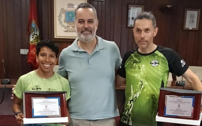 El alcalde de Etxebarri, Iker López, con los dos atletas locales reconocidos