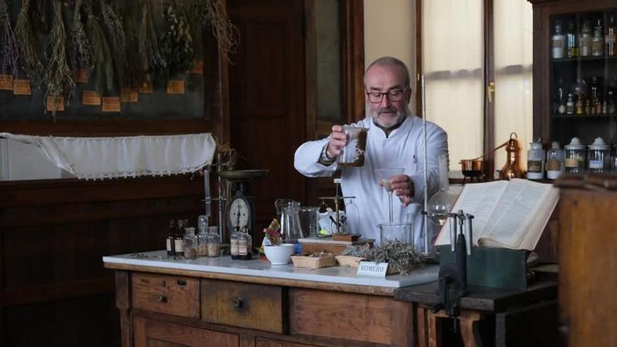 En la rebotica preparando remedios naturales