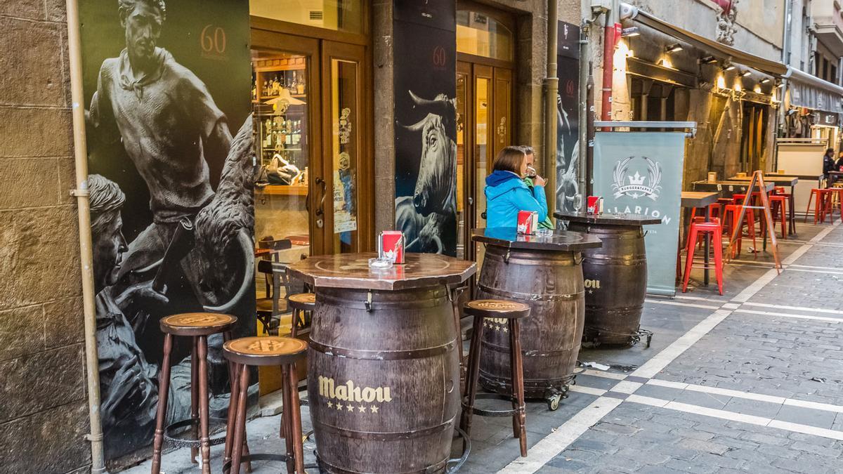 Dos personas en la terraza de un bar del Casco Viejo de Pamplona. Foto: Diario de Noticias