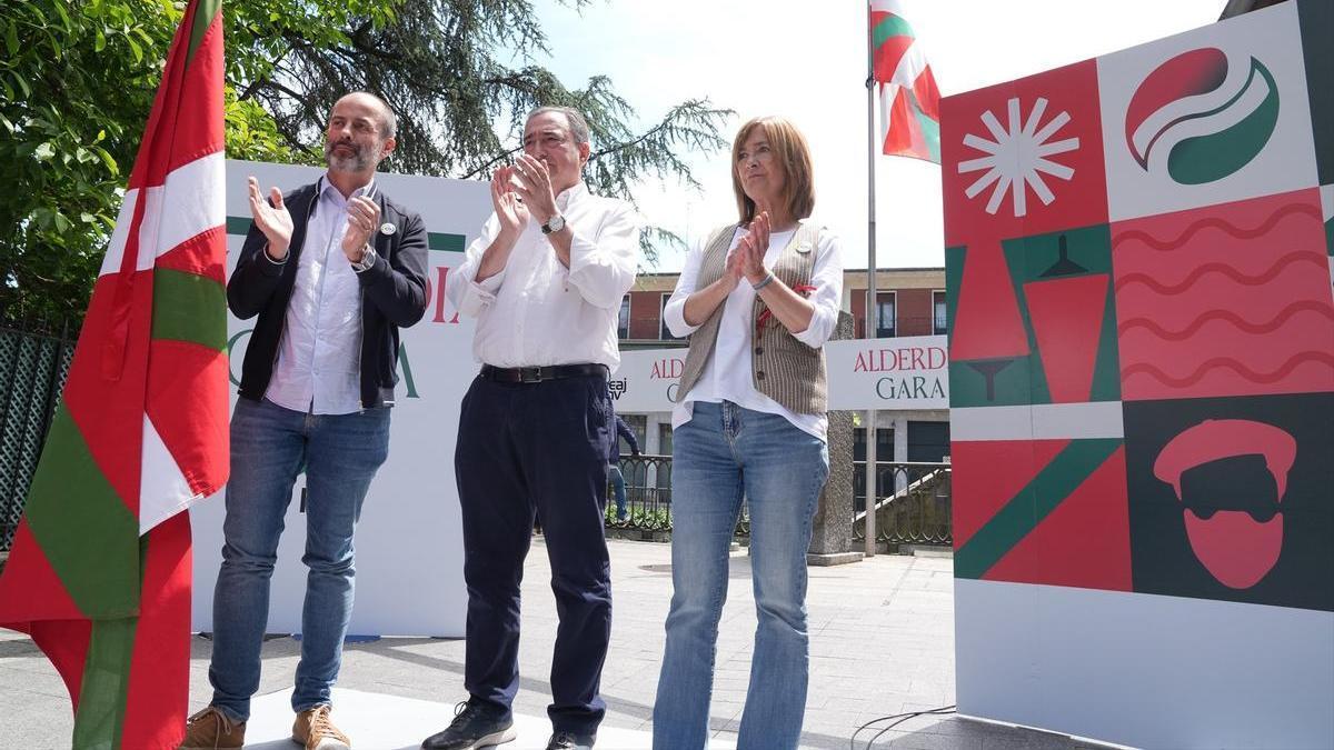 El presidente del EBB, Aitor Esteban, y la presidenta del GBB, Maria Eugenia Arrizabalaga, participan en la inauguración del batzoki en Azkoitia.