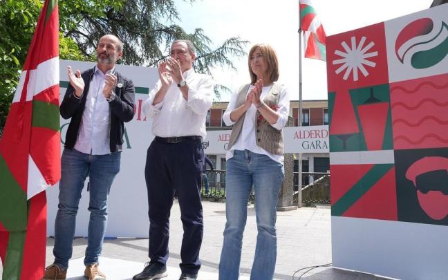 El presidente del EBB, Aitor Esteban, y la presidenta del GBB, Maria Eugenia Arrizabalaga, participan en la inauguración del batzoki en Azkoitia.