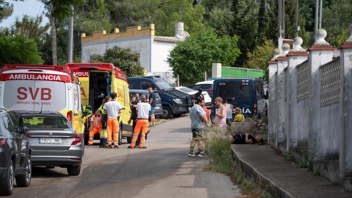 El dispositivo desplegado frente a la vivienda en Alzira.