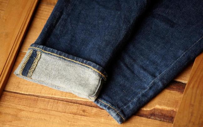 Pantalón vaquero con un bajo doblado hacia arriba.