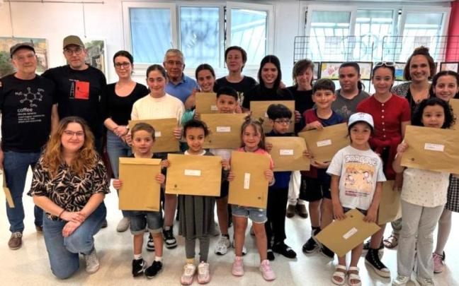 Los premiados en las diferentes categorías posan en la sala en la que se exponen los trabajos presentados al concurso / Aitor Los premiados en las diferentes categorías posan en la sala en la que se exponen los trabajos presentados al concurso