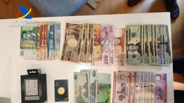 Algunos de los billetes incautados durante la operación.