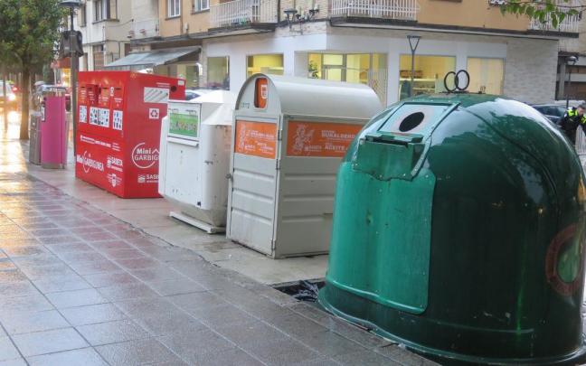 Varios contenedores, en la calle Labeaga de Urretxu.