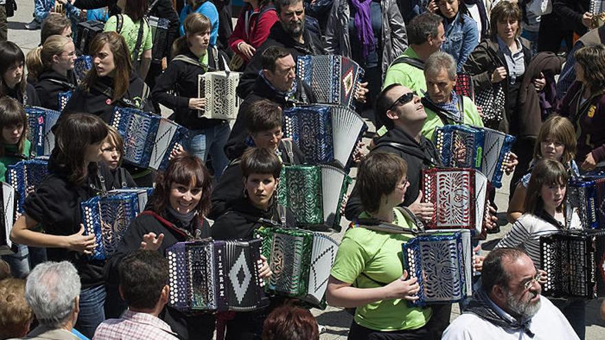 Concentración de trikitilaris en la Plaza del Castillo