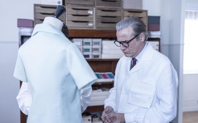 Alberto San Juan, caracterizado como Cristóbal Balenciaga en la serie que estrenará Disney+. / Disney+ Alberto San Juan, caracterizado como Cristóbal Balenciaga en la serie que estrenará Disney+.