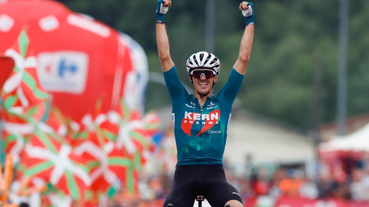 Urko Berrade celebrando la victoria en una etapa de la Vuelta de 2024.