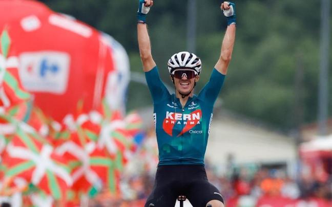 Urko Berrade celebrando la victoria en una etapa de la Vuelta de 2024.