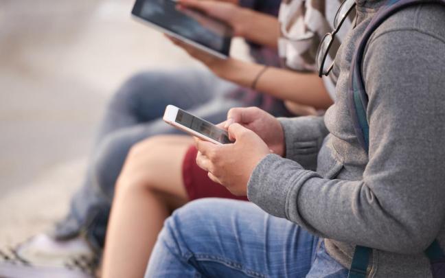 Imagen de archivo de unos adolescentes utilizando las redes sociales.