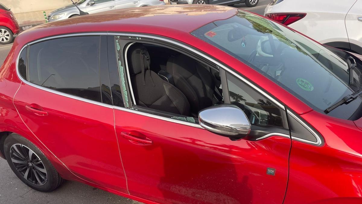 Vehículo en el que se encontraba el menor rescatado por Policía Local en Cabo de Palos.