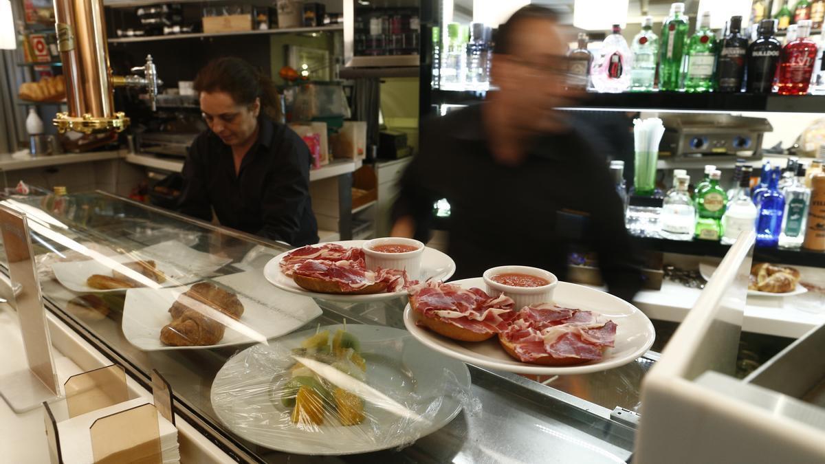 Dos trabajadores de hostelería.