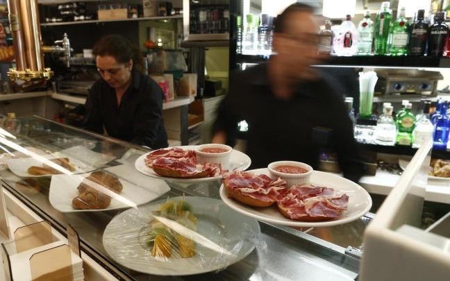 Dos trabajadores de hostelería.