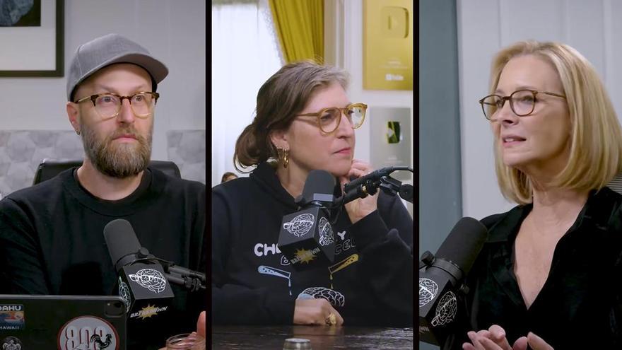 Lisa Kudrow revela a Mayim Bialik y Jonathan Cohen que recibió un mensaje de su madre fallecida.