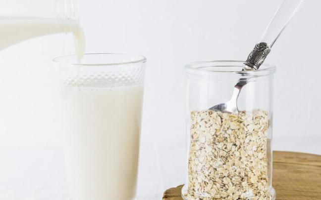 Imagen de archivo de un vasco de leche de avena.