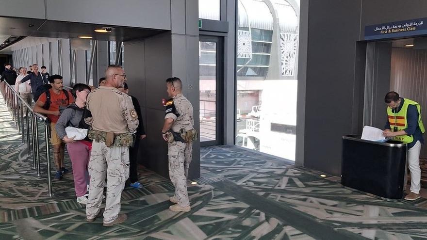 Embarque de los españoles evacuados desde Omán en la segunda misión del ejército