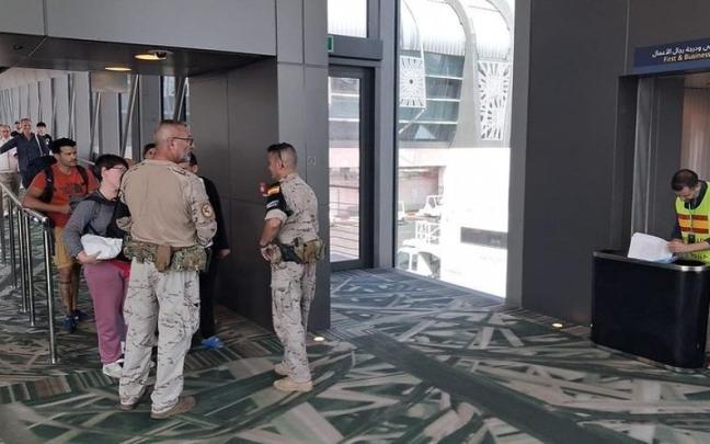Embarque de los españoles evacuados desde Omán en la segunda misión del ejército