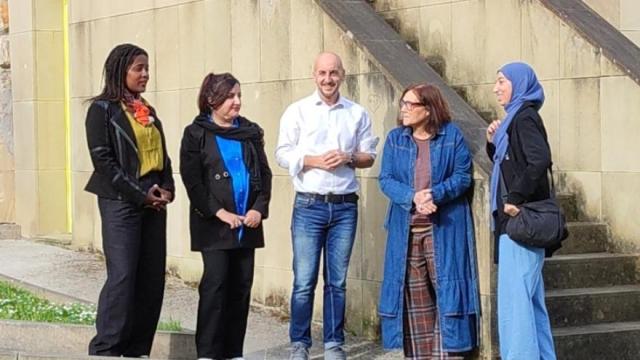 Hilaria Vianeke, Lida Nori, el concejal Urko Garamendi, la alcaldesa Esther Iturrioz y Hajar Samadi