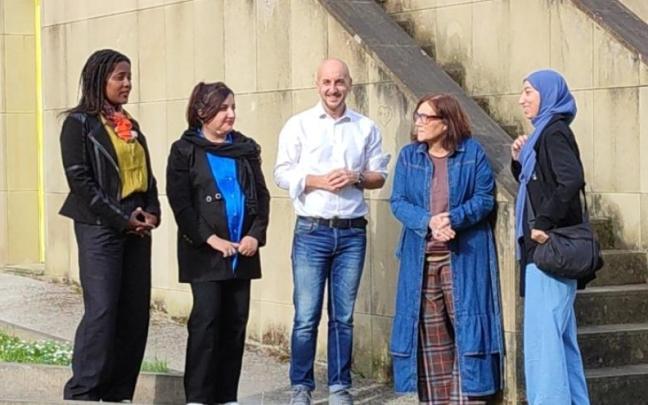 Hilaria Vianeke, Lida Nori, el concejal Urko Garamendi, la alcaldesa Esther Iturrioz y Hajar Samadi