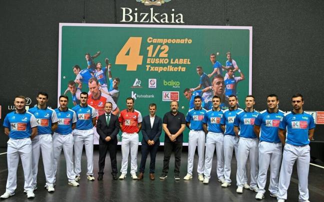 Los pelotaris participantes, salvo Elezkano, ausente por fiebre, posan en el frontón Bizkaia. Los pelotaris participantes, salvo Elezkano, ausente por fiebre, posan en el frontón Bizkaia.