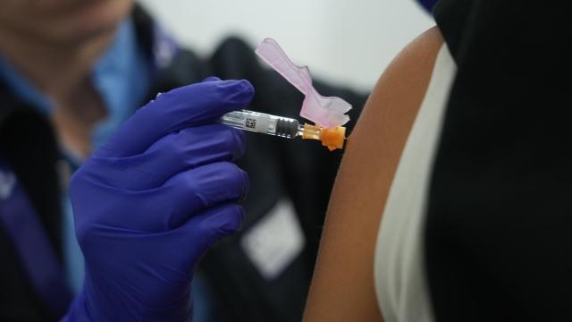 Una persona se vacuna en un centro de refuerzo de vacunación.