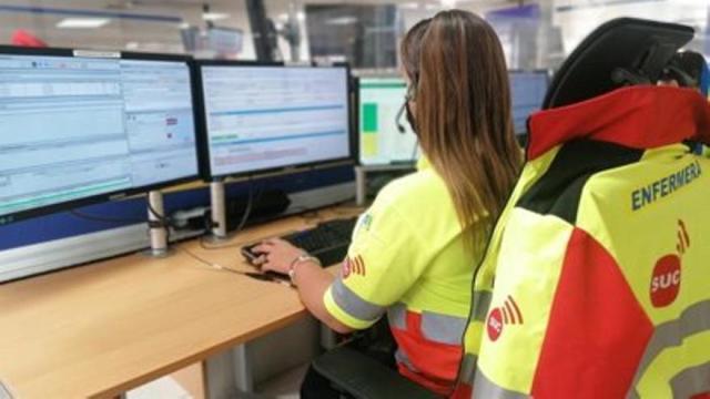 Una trabajadora en el Centro Coordinador de Emergencias y Seguridad del 112 de Canarias