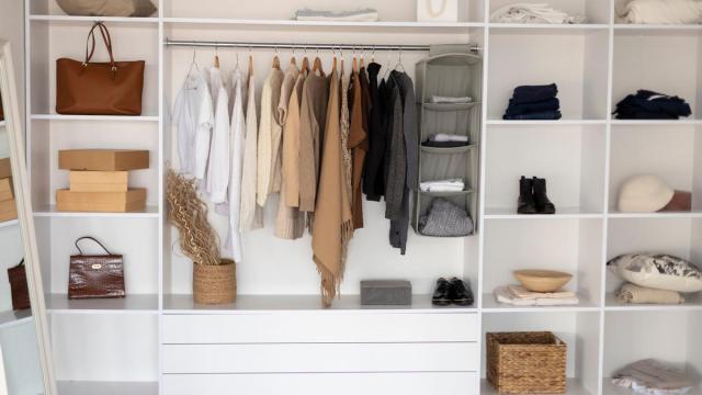 Ropa ordenada en un armario. / Freepik Ropa ordenada en un armario.