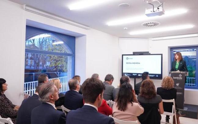 Mendia durante la inauguración en Vitoria-Gasteiz el Centro de Orientación, Emprendimiento e Innovación para el Empleo.