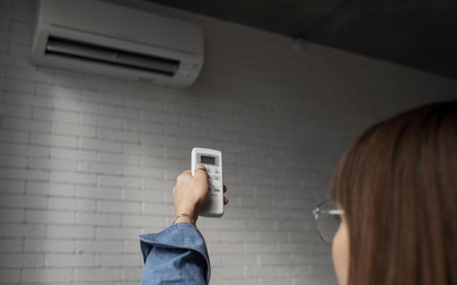 La demanda de electricidad suele crecer en los meses de verano por el empleo de aparatos de refrigeración y de aire acondicionado.