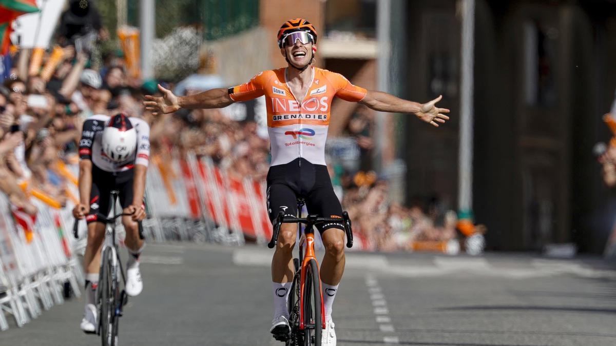 Axel Laurance celebra la victoria por delante de Igor Arrieta.