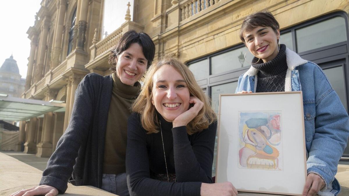 Iraia Eliasek, Amancay Gazta&ntilde;agak eta Erika Olaizolak sortu eta antzeztutako &lsquo;Hiru kortse, azukre asko eta brandy gehiegi&rsquo; lanak lortu du aurtengo Donostia Antzerki Saria.