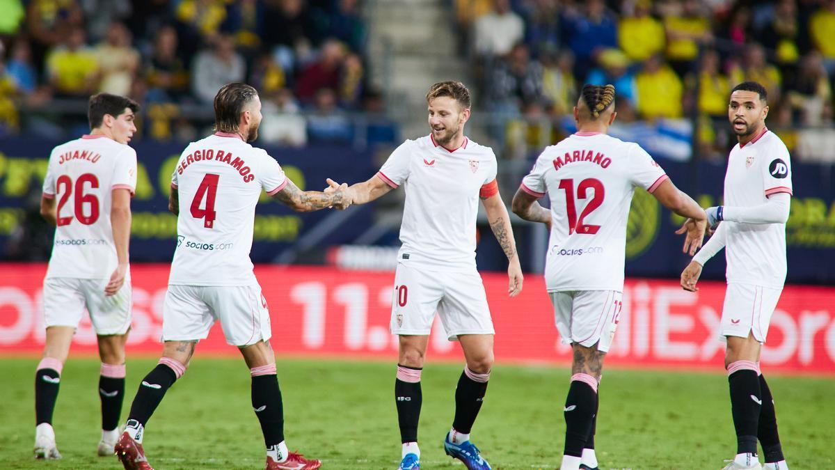 Varios jugadores del Sevilla durante un partido de Liga.