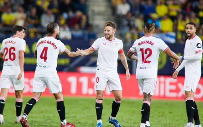 Varios jugadores del Sevilla durante un partido de Liga. Varios jugadores del Sevilla durante un partido de Liga.